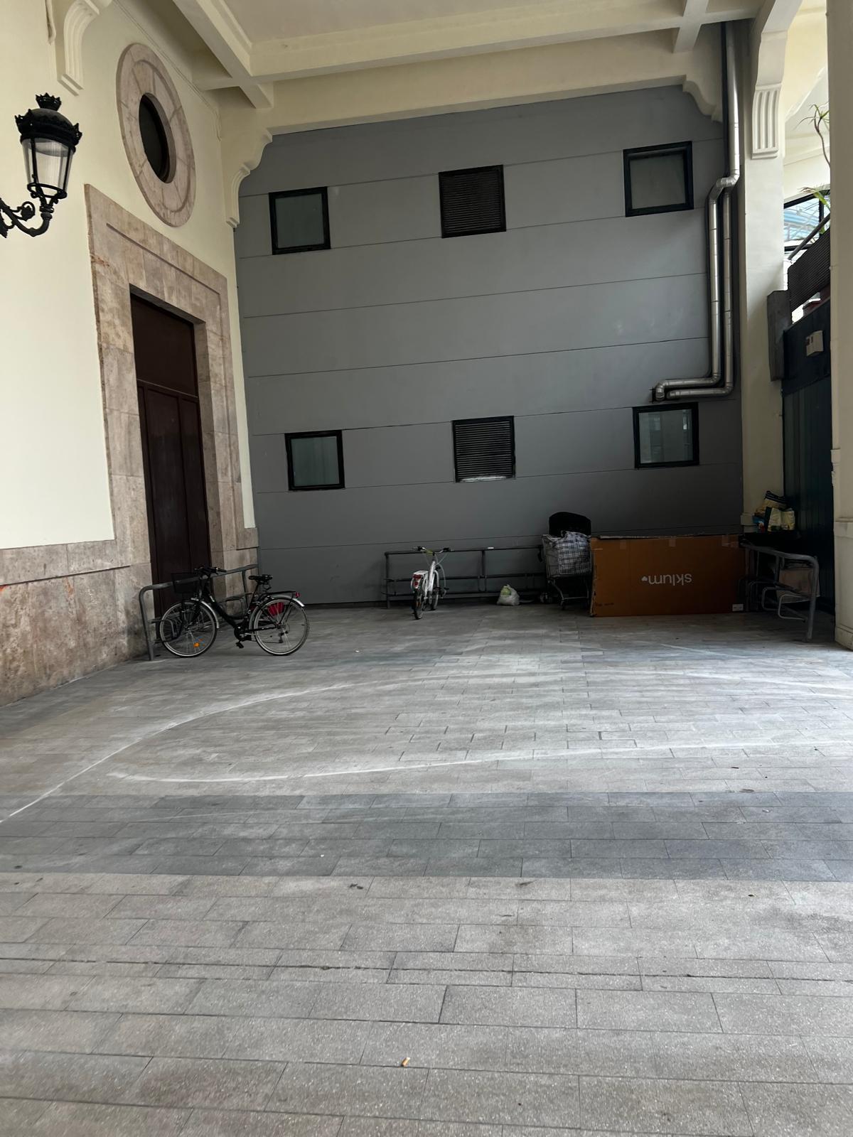 Enseres guardados en el interior del Mercado de Abastos