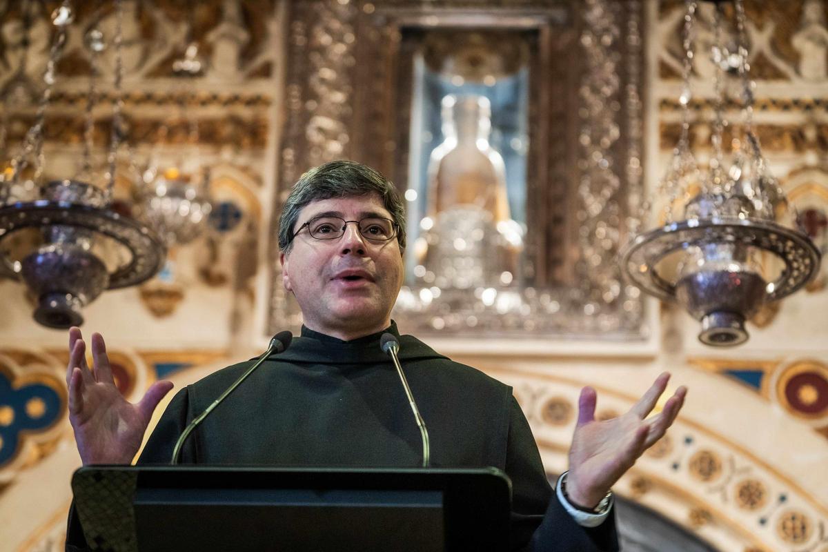 Bernat Juliol, amb el cambril de la Moreneta de fons