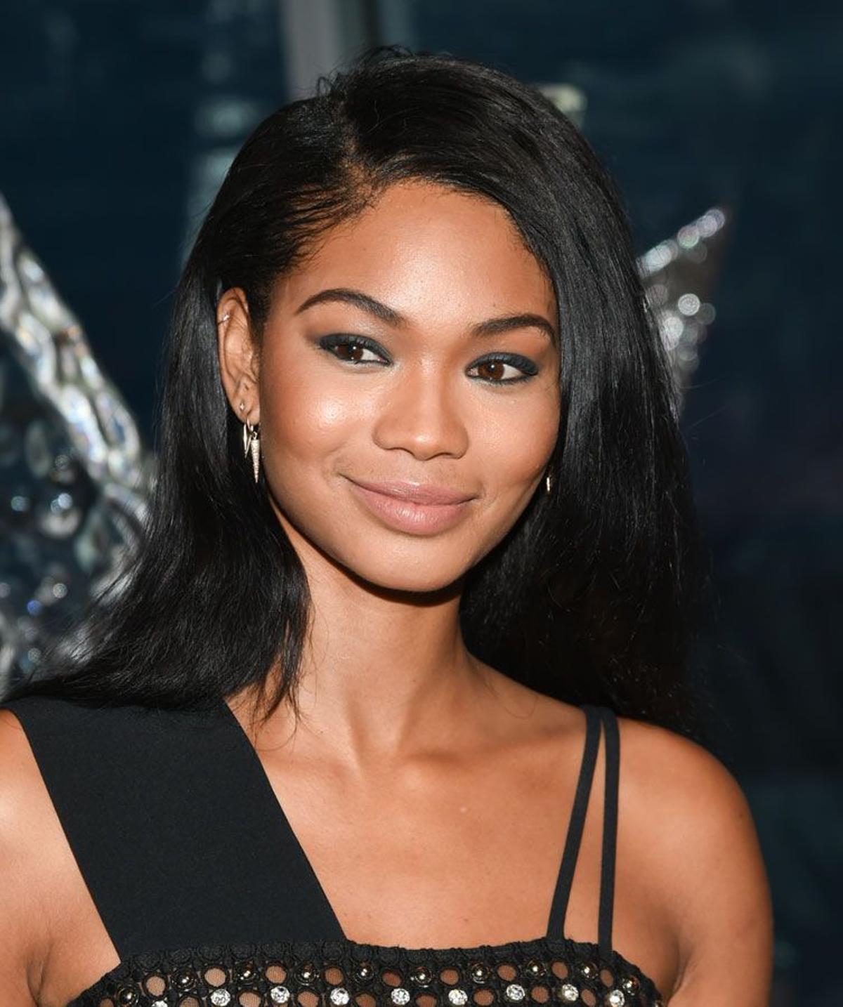 Chanel Iman con pendientes en dorado y marfil