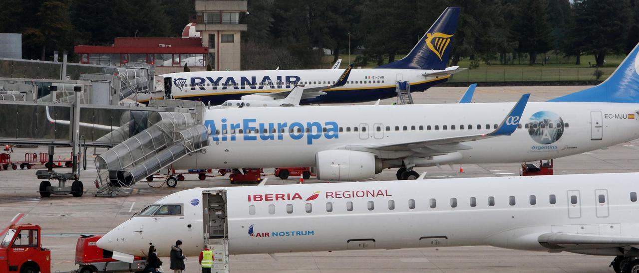 Aviones de Air Nostrum, Air Europa y Ryanair en el aeropuerto de Vigo.