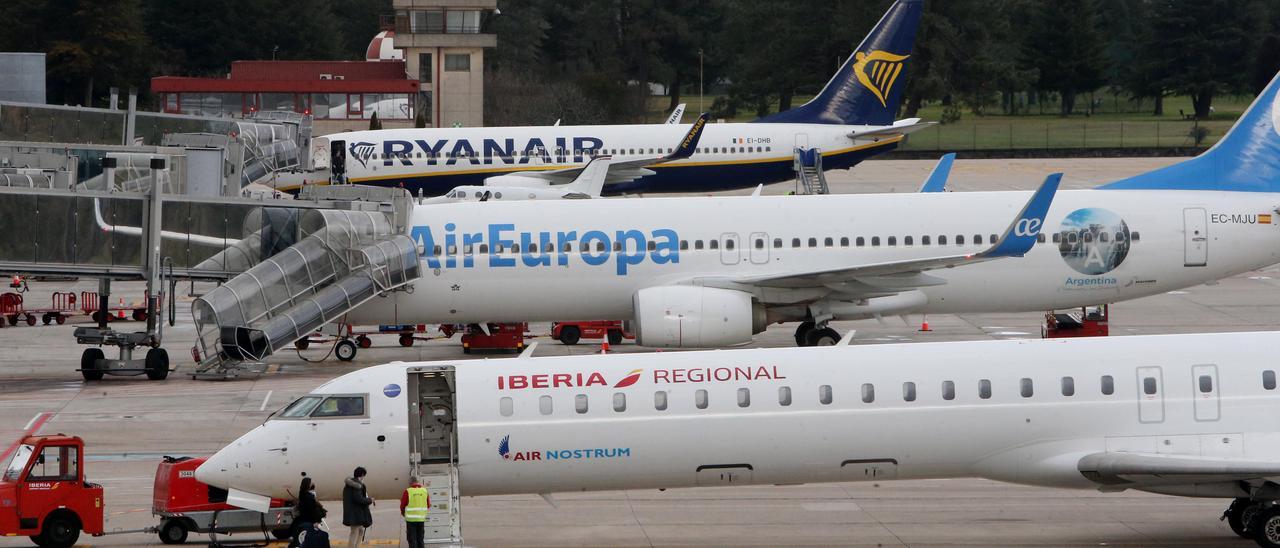 Aviones de Air Nostrum, Air Europa y Ryanair en el aeropuerto de Vigo.