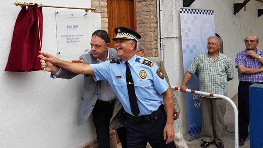 L&#039;alcalde, Valentí Junyent, i el cap de la Policia Local, Jordi Mora, descobrint la placa de l&#039;exposició