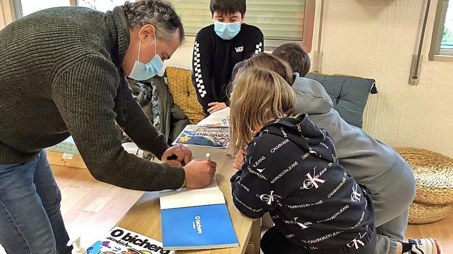 Luis Davila, en uno de los talleres con los alumnos.   | // FDV