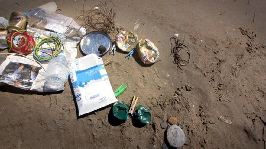 Un fotograma de «Chiripajas», que se rodó con material reciclado en la playa de El Pinet.