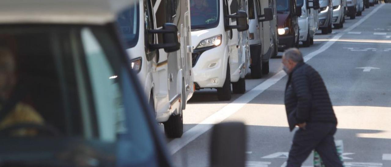 VÍDEO: Oviedo se llena de caravanas: "Se nos pretende discriminar por aparcar en la calle”