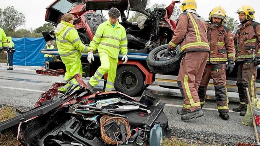 El cotxe amb matrícula francesa va quedar totalment destrossat