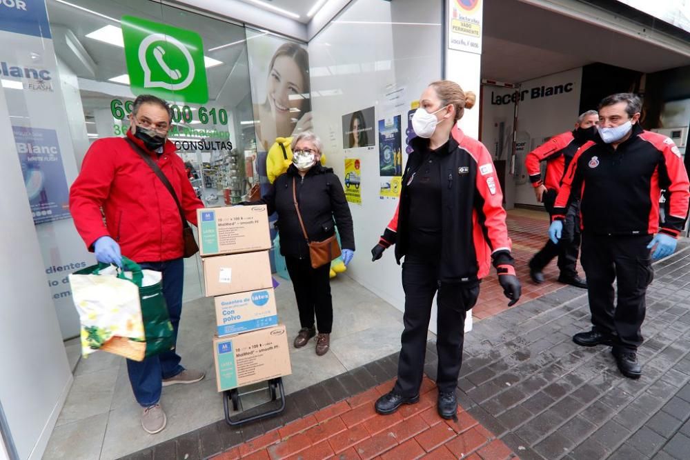 Reparto de mascarillas en Barriomar