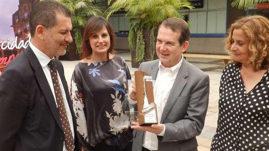 Abel Caballero recogió ayer el premio la &quot;Vasoira de Platino&quot;.