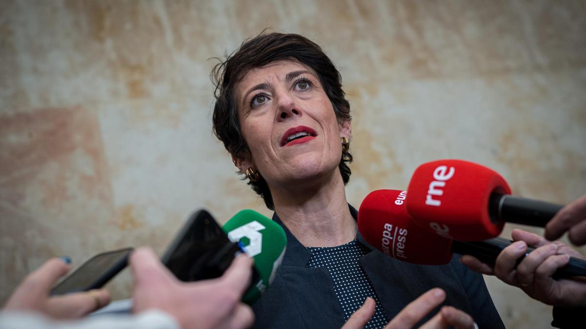 La ministra de Inclusión, Seguridad Social y Migraciones, Elma Saiz, ofrece declaraciones a los medios durante un encuentro con personas mayores migrantes, en la sede del Ministerio, a 18 de diciembre de 2024, en Madrid (España).