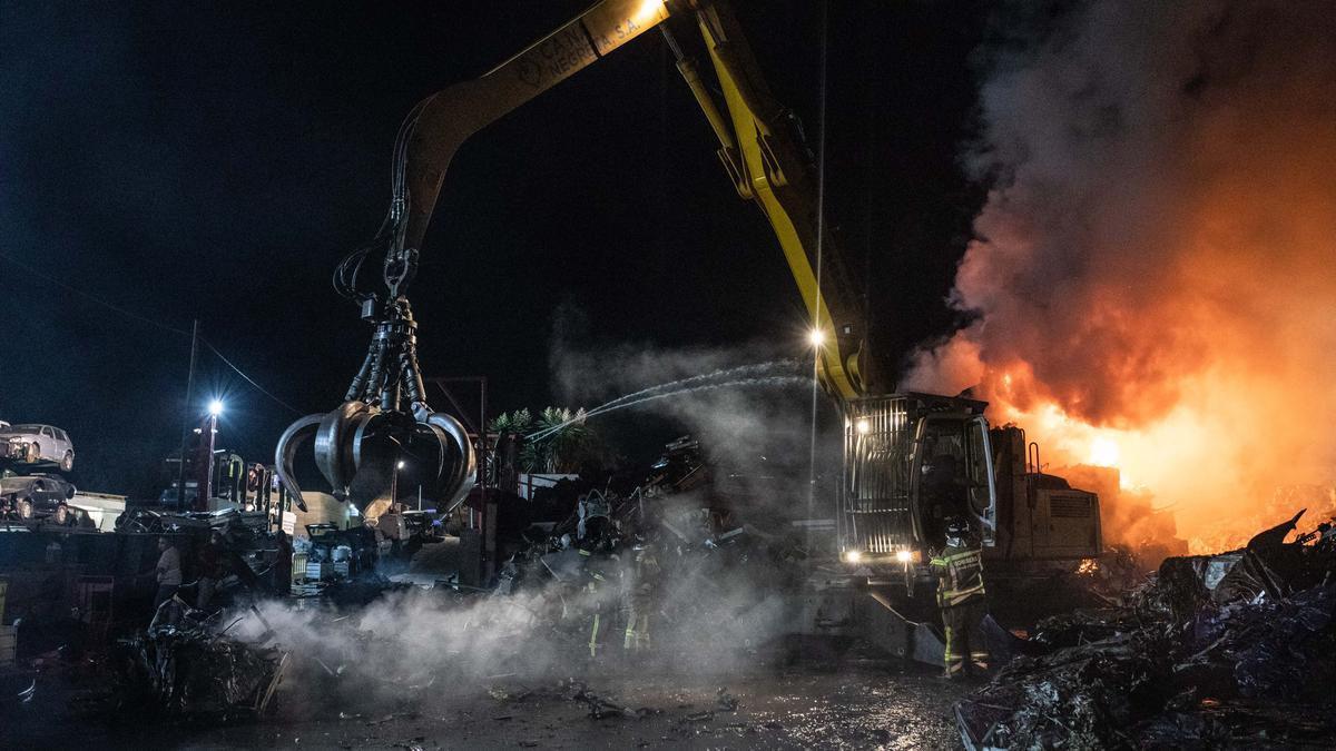 Declarado un fuego en el desguace de Ca Na Negreta