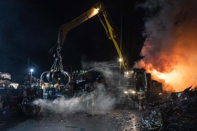 Declarado un fuego en el desguace de Ca Na Negreta