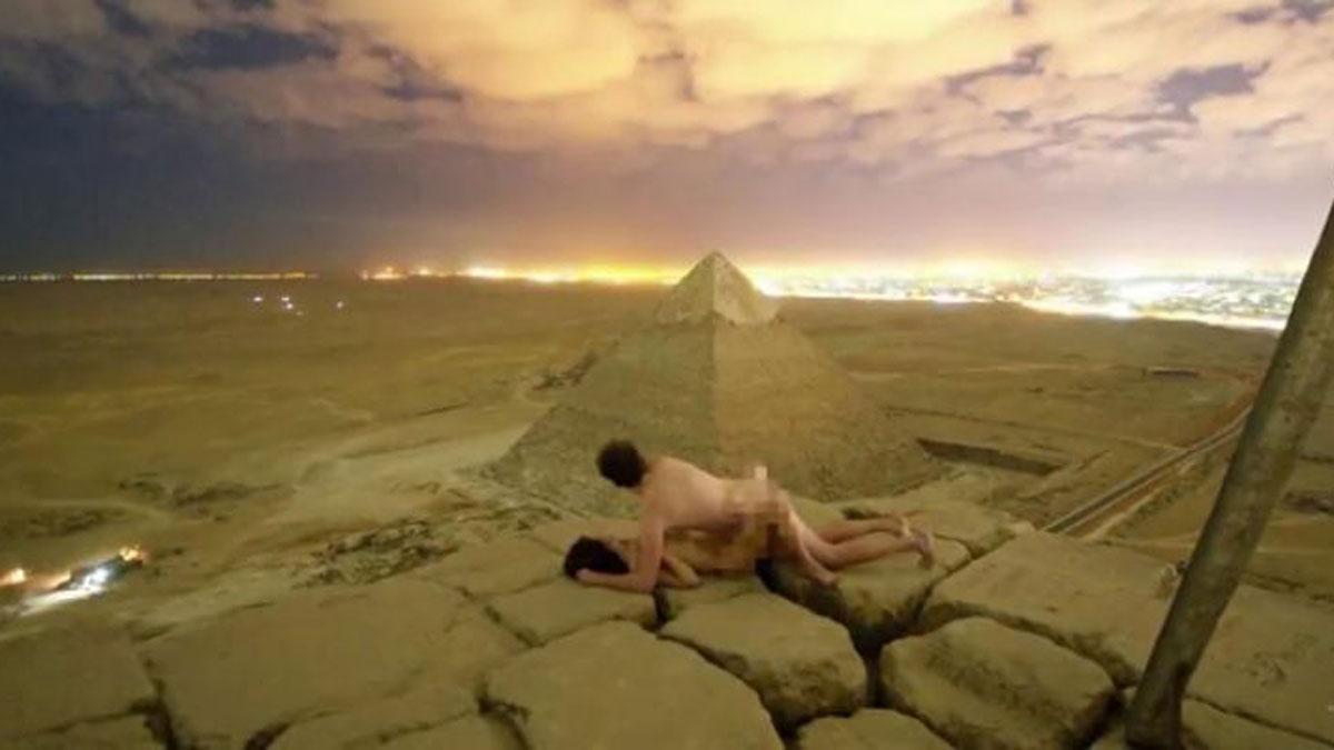 Una pareja se desnuda en la cima de una de las pirámides de Guiza
