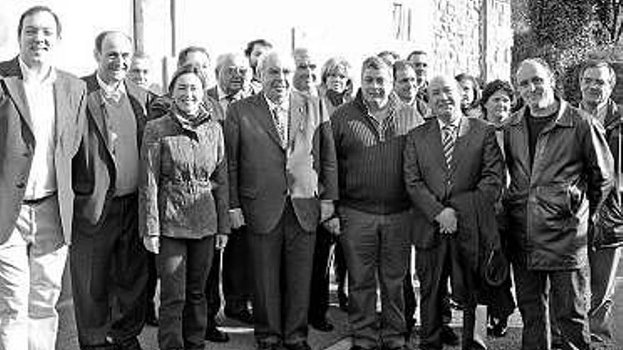 Los miembros del Gobierno regional y representantes de los ayuntamientos de la comarca, ayer, en Villaviciosa.