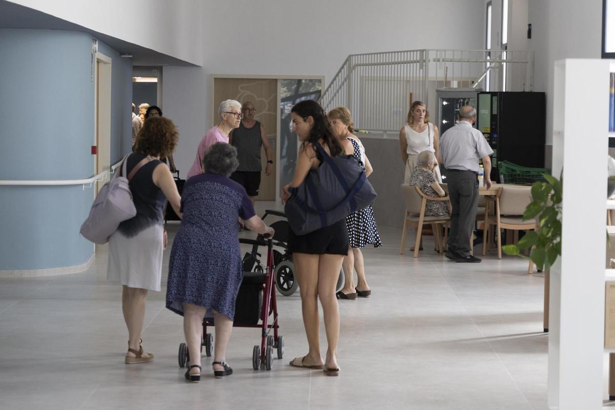 Así ha sido el traslado de los usuarios a la nueva residencia la  Beneficencia de Ontinyent
