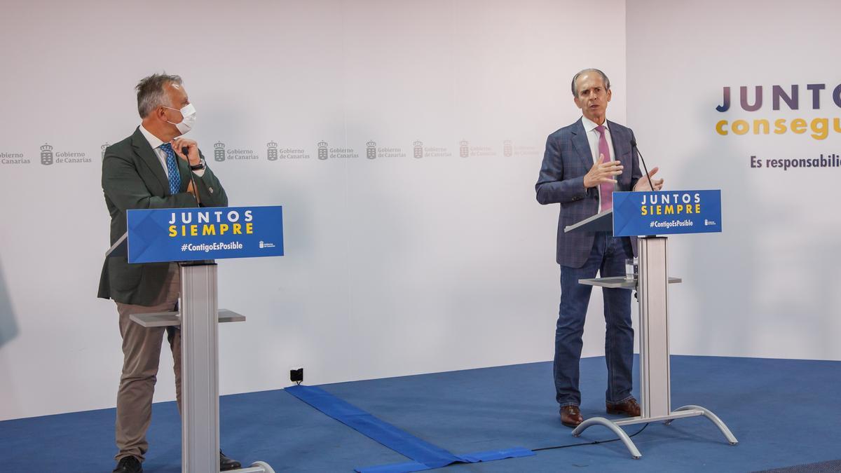 El presidente de Canarias, Ángel Víctor Torres, y el presidente de la Federación regional de Lucha Canaria-