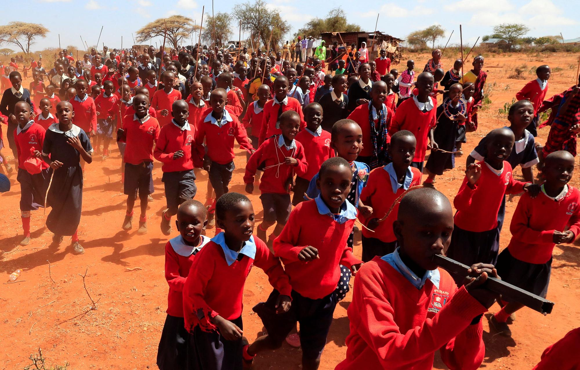 Un grupo de escolares corren para recibir a la primera dama estadounidense Jill Biden, en un aldea de Kenia el pasado 26 de febrero.