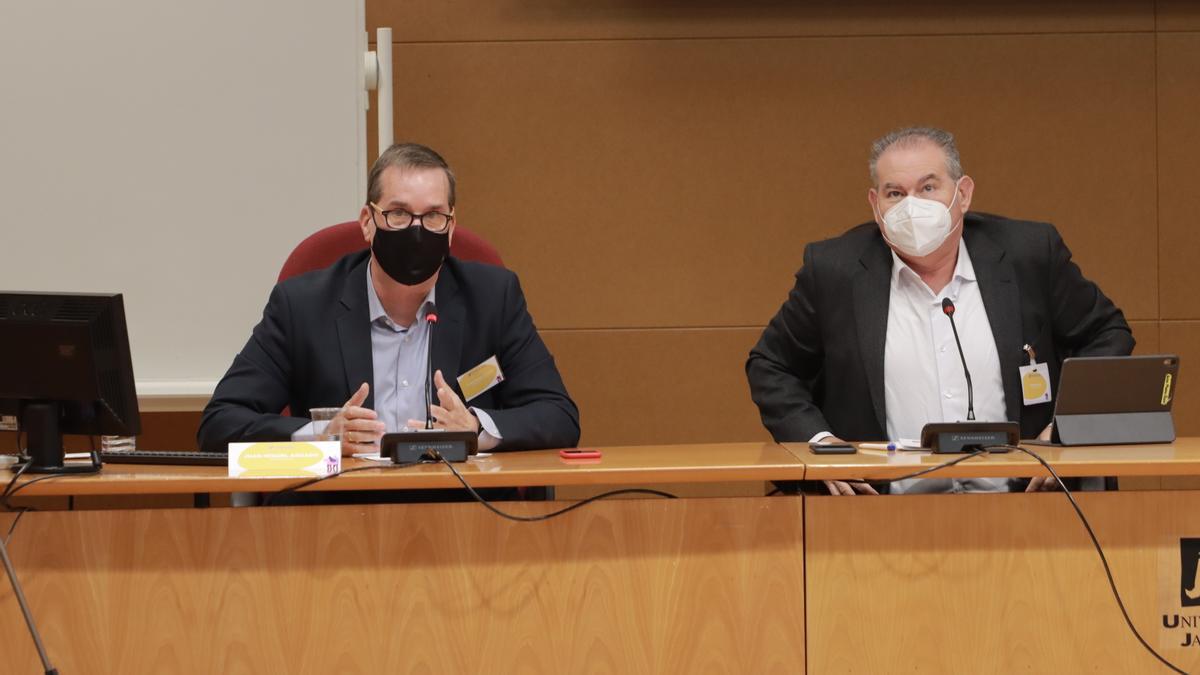 El ponente Juan Miguel Aguado, a la izquierda, junto al director del Congreso, el doctor Javier Marzal, de la Universitat Jaume I.