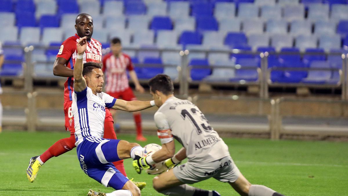 Alegría se lanza a por un balón en el duelo ante el Sporting.