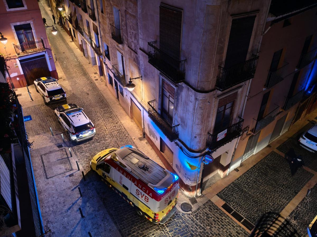 Tres coches de la Policía Local y una ambulancia fueron movilizados el pasado sábado hasta las inmediaciones de la Plaça del Mercat.
