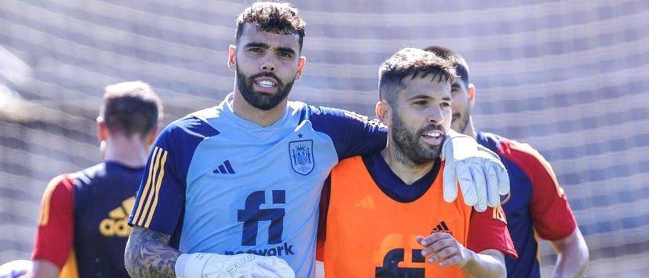 David Raya y Jordi Alba, dos jugadores en la selección forjados en el Cornellà.