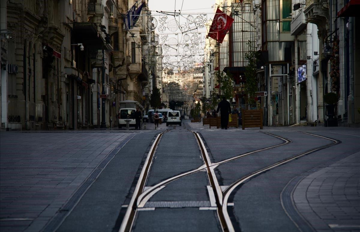 La avenida Istikal, la mayor arteria comercial de Estambul, completamente vacía.