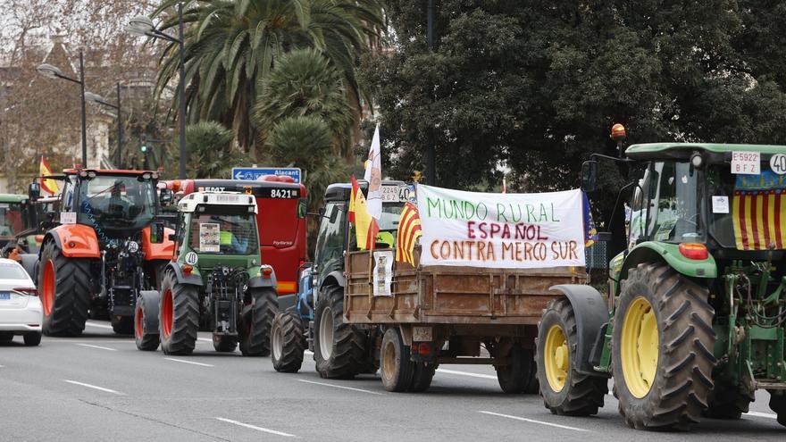 Decenas de tractores recorren las calles de Valencia para denunciar competencia desleal