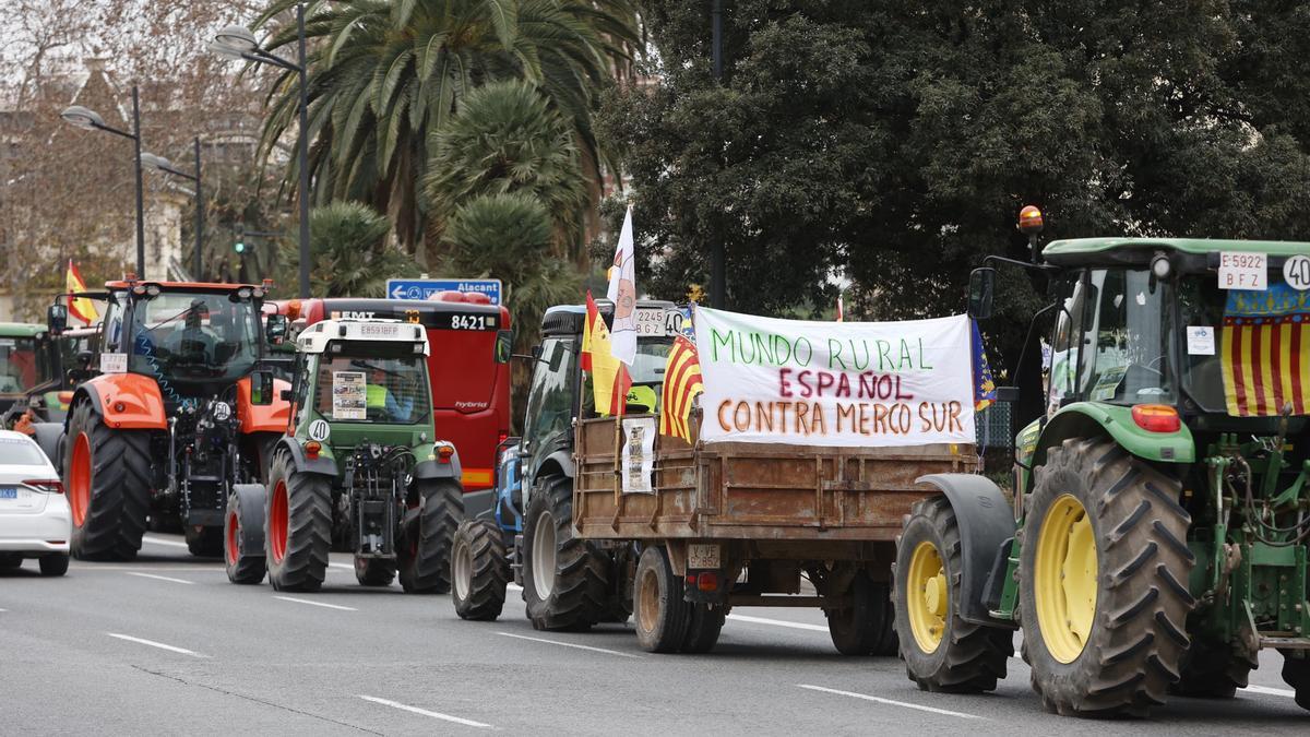 Decenas de tractores recorren las calles de Valencia para denunciar competencia desleal