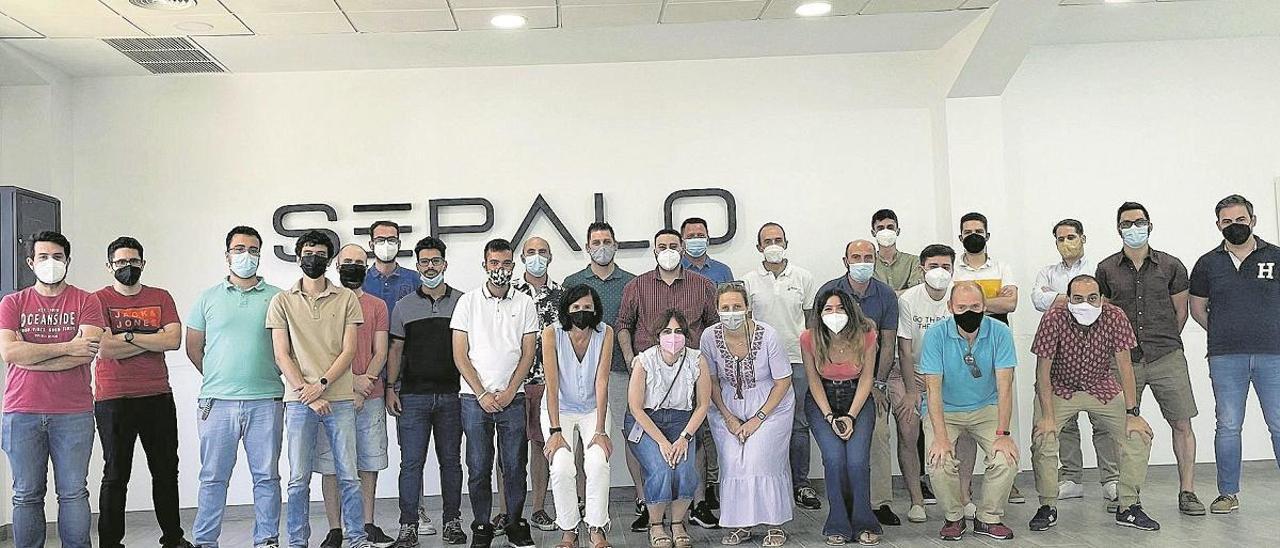 Trabajadores de la firma cordobesa, en las instalaciones de la empresa.