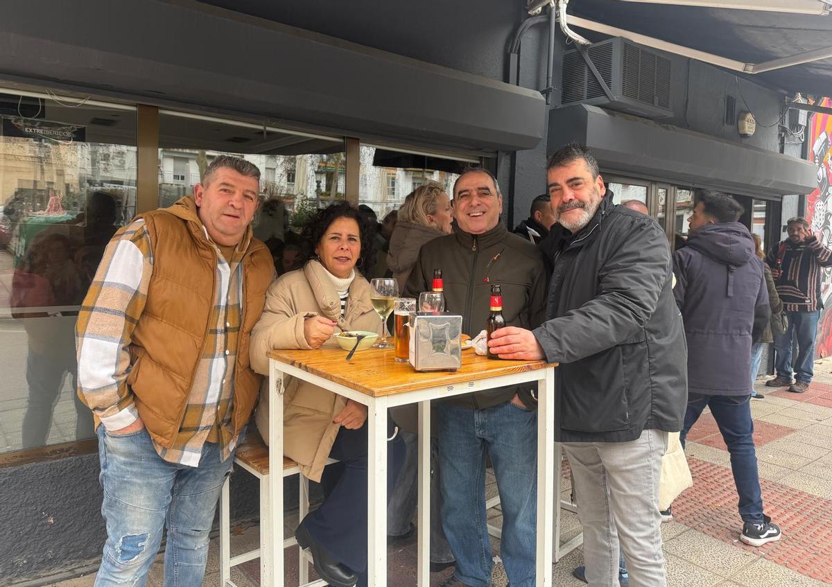 Clientes del bar Zani, reunidos en la jornada de despedida del histórico establecimiento.
