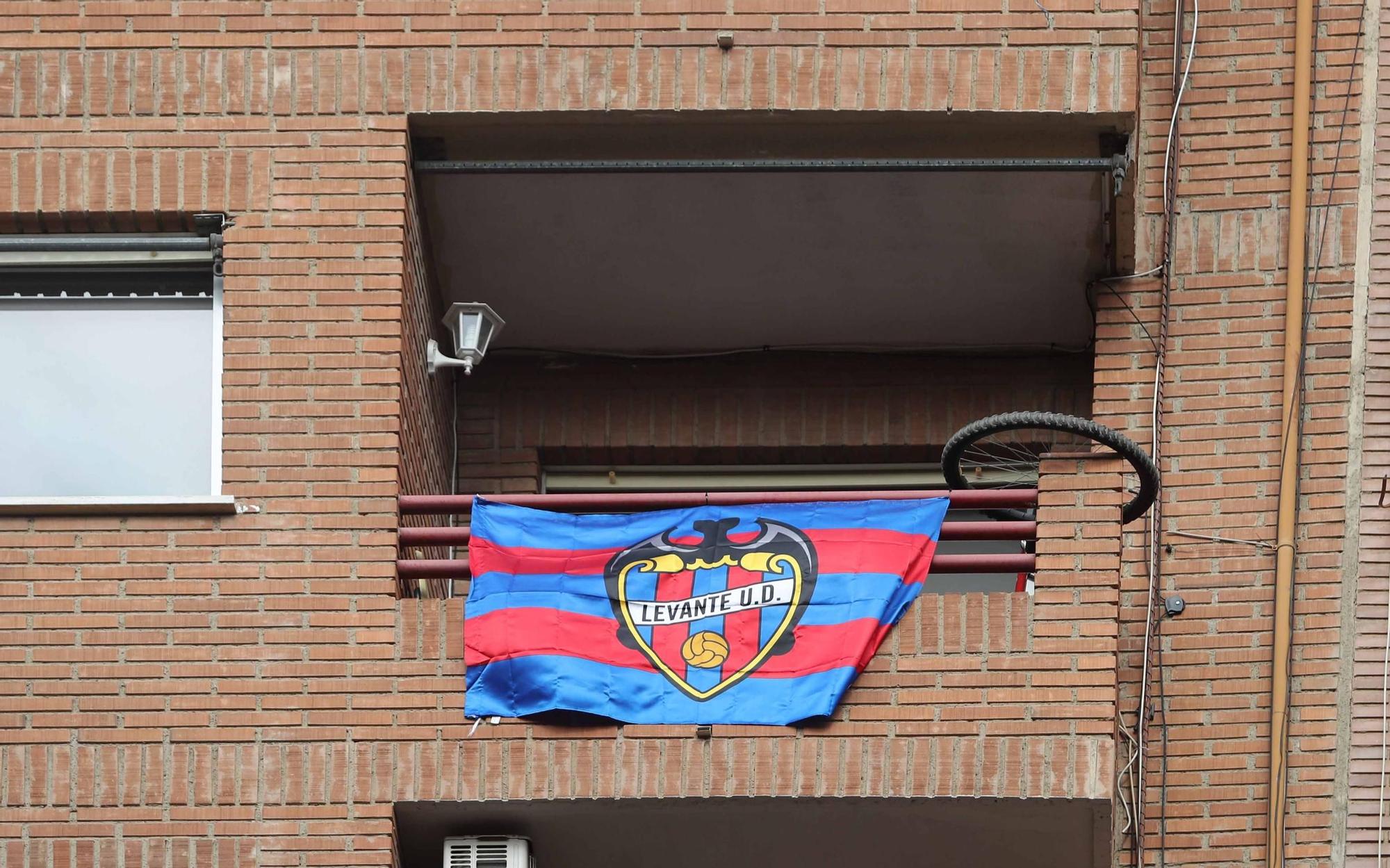 La afición del Levante UD engalana sus balcones