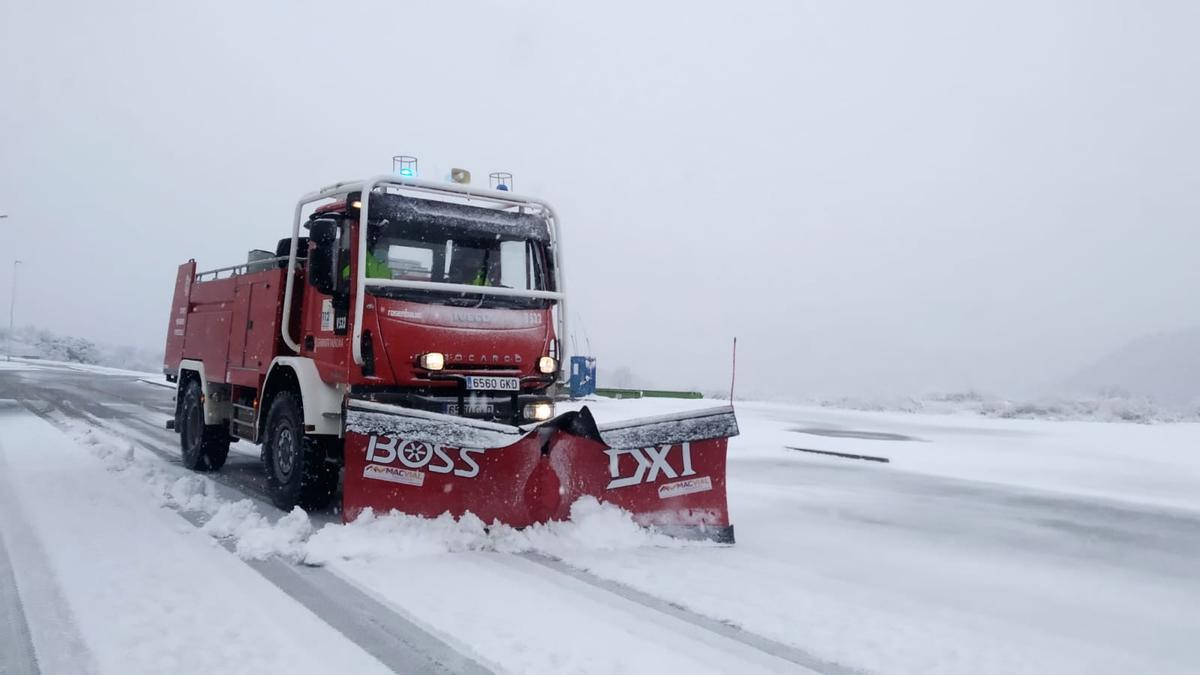 Pala quitanieve en el Rincón de Ademuz por el temporal de nieve en Valencia.