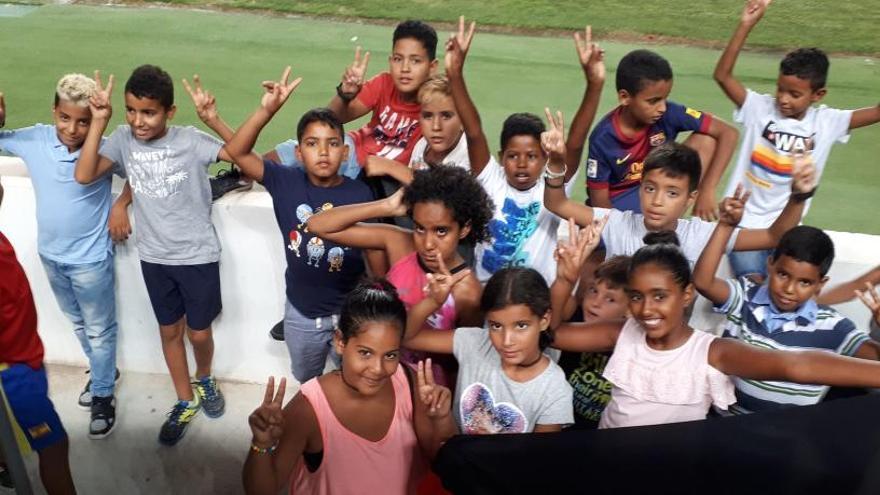 Los niños saharauis en el estadio Martínez Valero