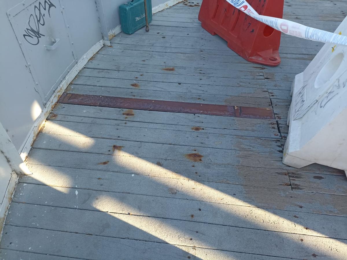 Madera reparada en la pasarela peatonal del Puente de Hierro.