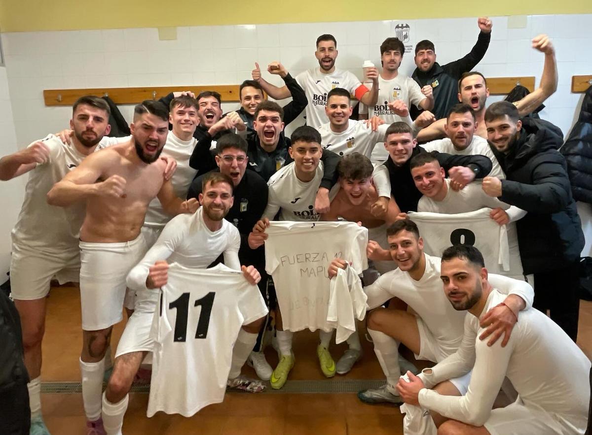 Los jugadores de la UE Benifairó celebran el triunfo en el vestuario