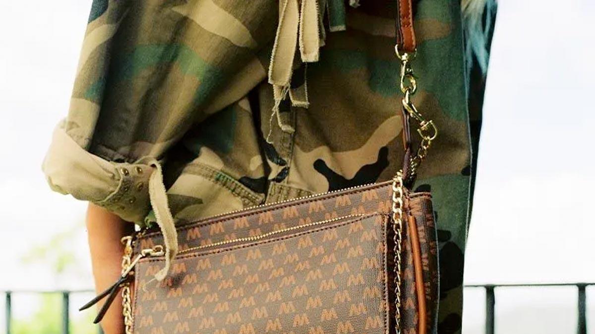 Los bolsos con logo son tendencia esta temporada