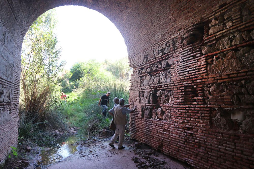 Bajo el puente del Arroyo del Judío, construido con la misma técnica centenaria que puede apreciarse en la Alcazaba.