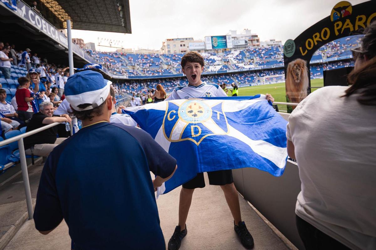 Entre lágrimas, besos y abrazos: así celebra el CD Tenerife su ascenso durante el calentamiento