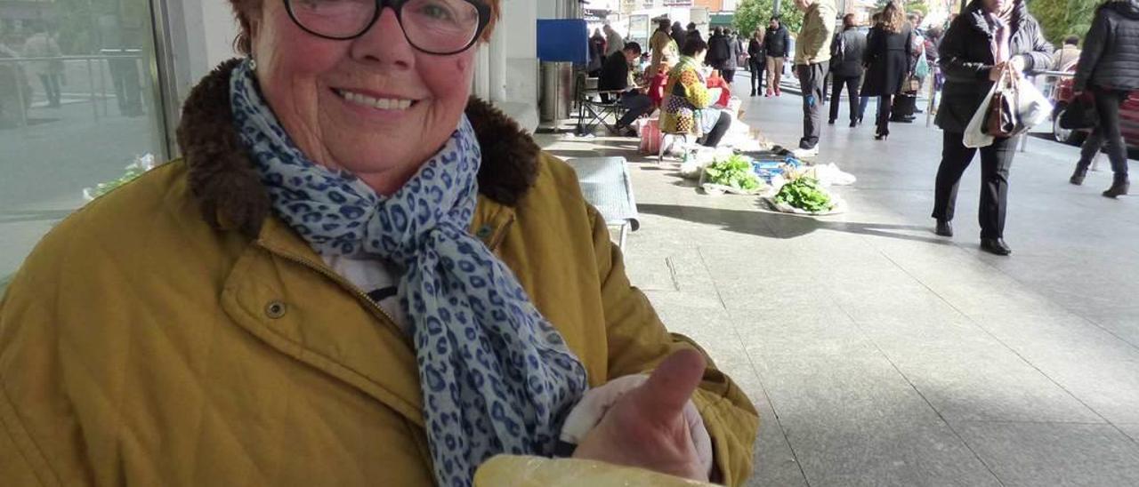 María Luisa Álvarez, con manteca, ayer, en el mercado.