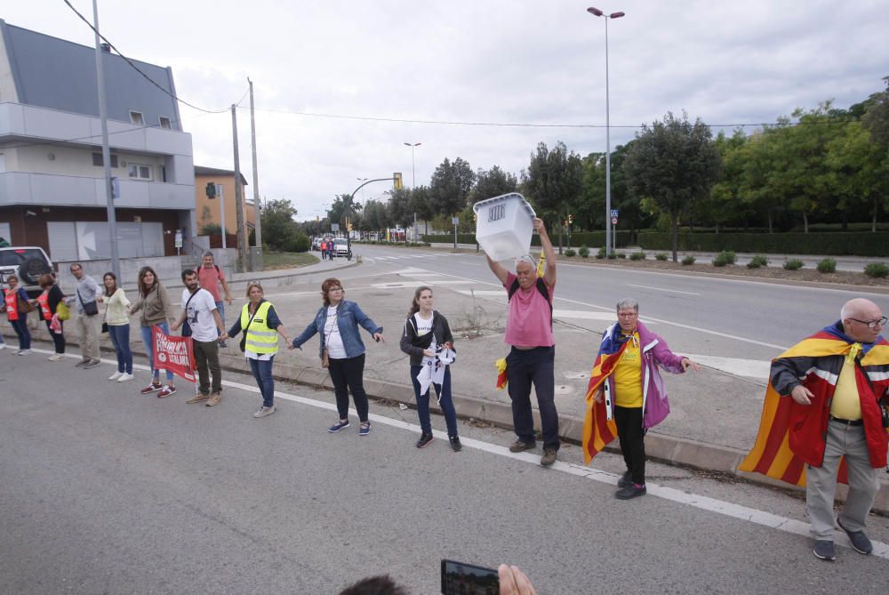 Milers de persones en la cadena humana de Sant Julià de Ramis a Aiguaviva per commemorar l'1-O