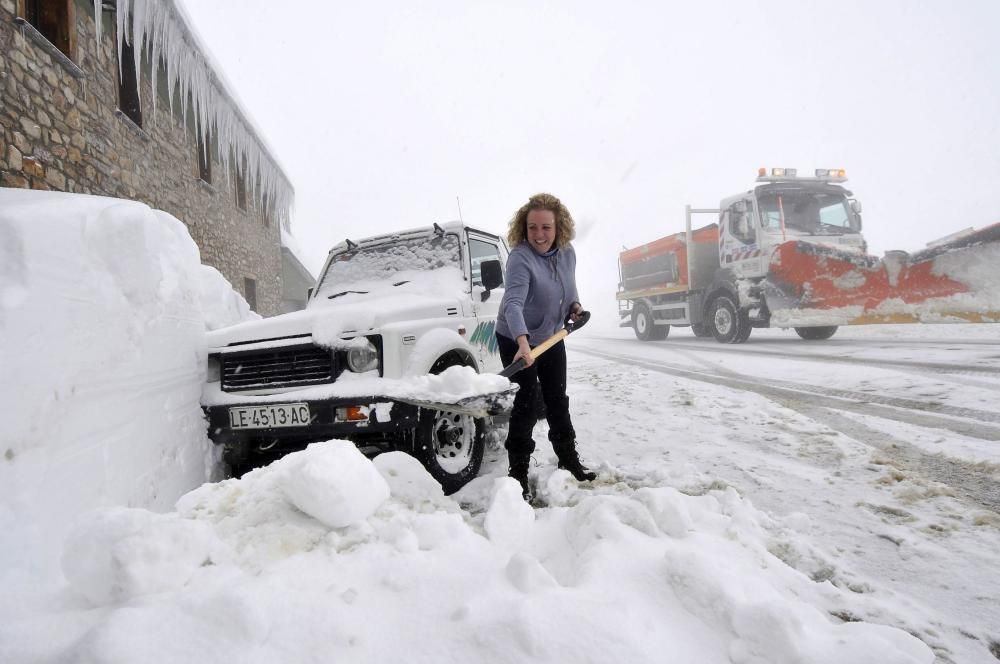 Temporal de nieve, este martes, en el puerto de Pajares