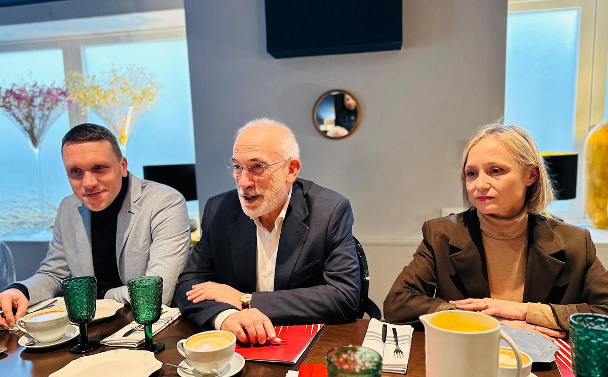 Bouza, Guinarte y Abal, durante el desayuno informativo celebrado este viernes en Santiago