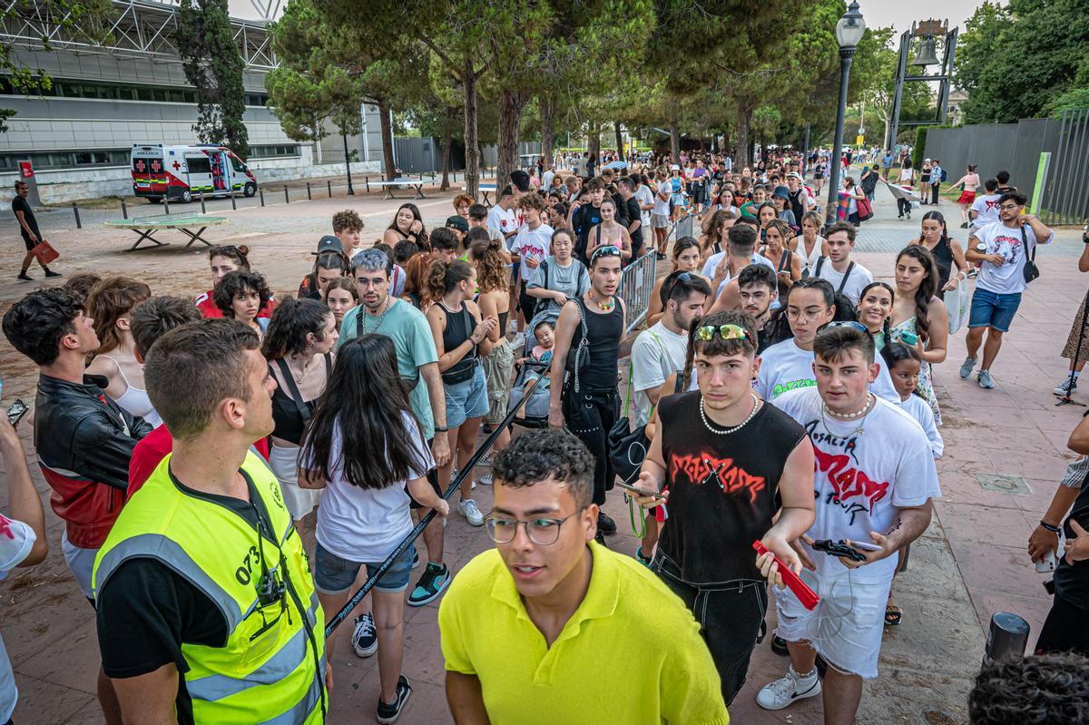 Ambiente en la cola antes del concierto de Rosalía