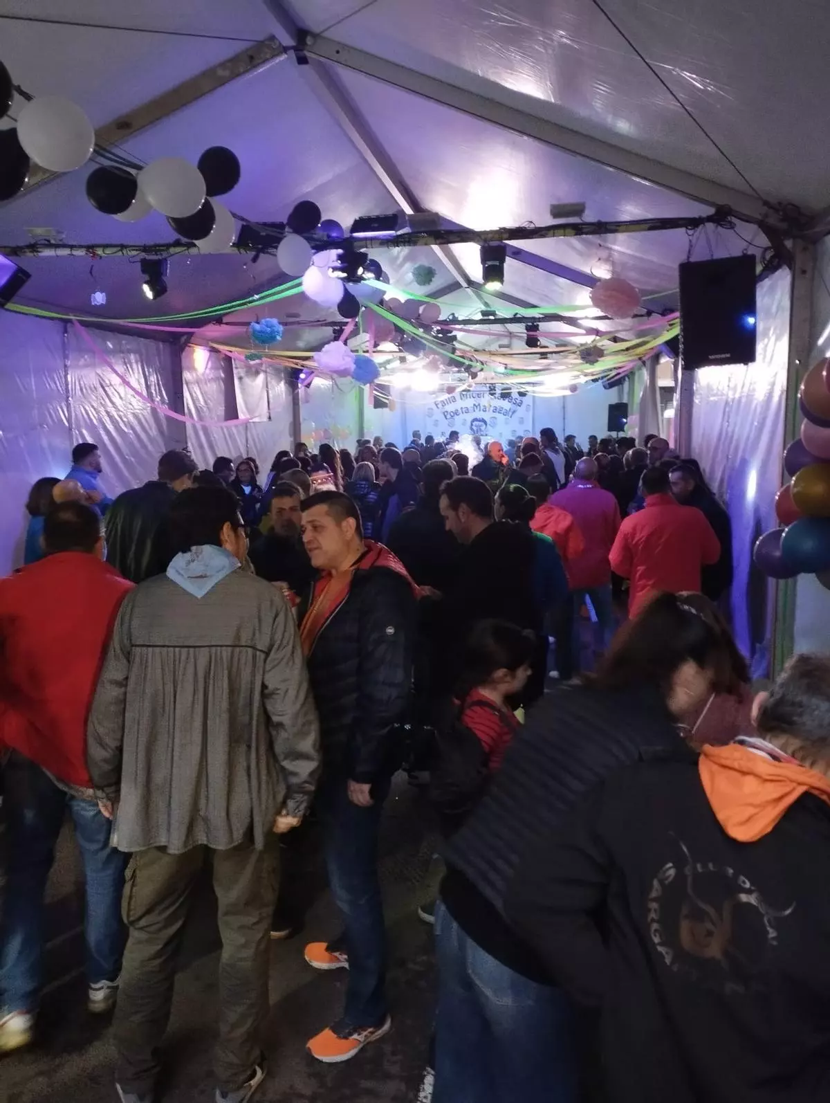 La Fallas se refugian en las carpas por el mal tiempo y la amenaza de lluvia