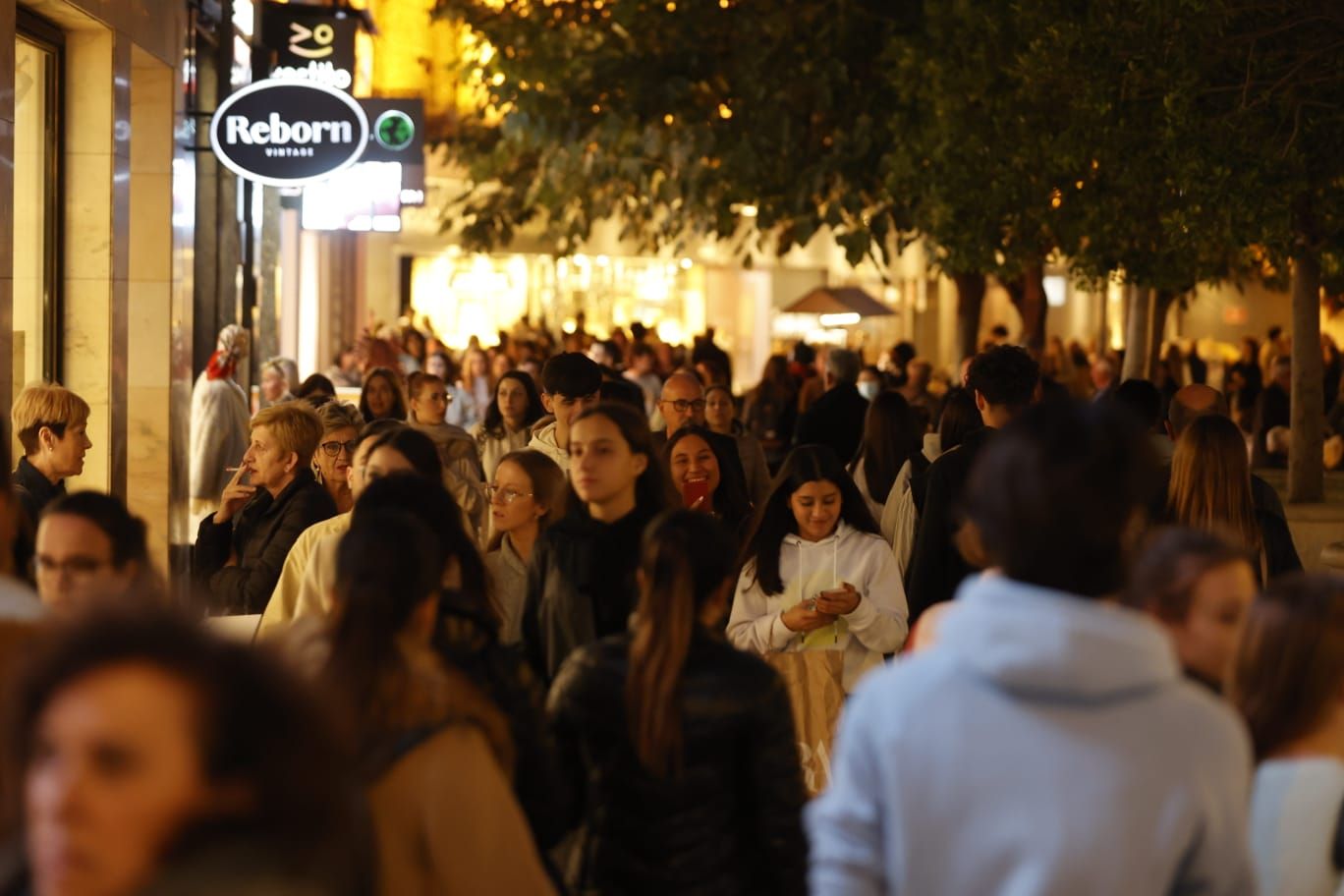 Fiebre por el Black Friday: una marea de gente abarrota la calle Colón