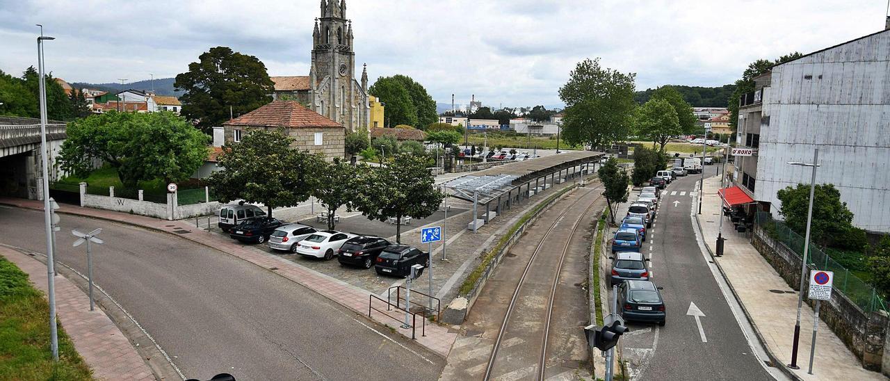 Las vías del tren al Puerto, por el medio de la plaza de Placeres.