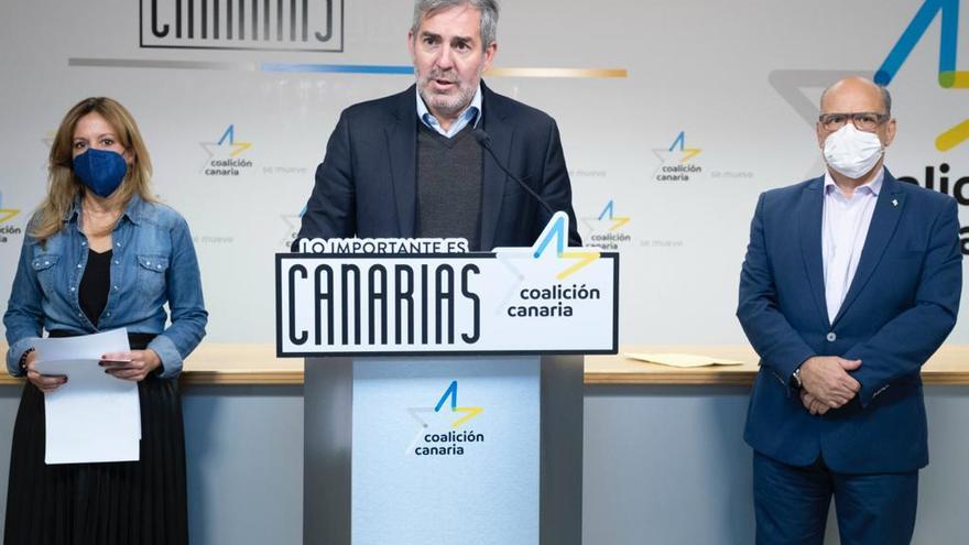 Rosa Dávila, Fernando Clavijo y José Manuel Barragán, hoy, durante la rueda de prensa.