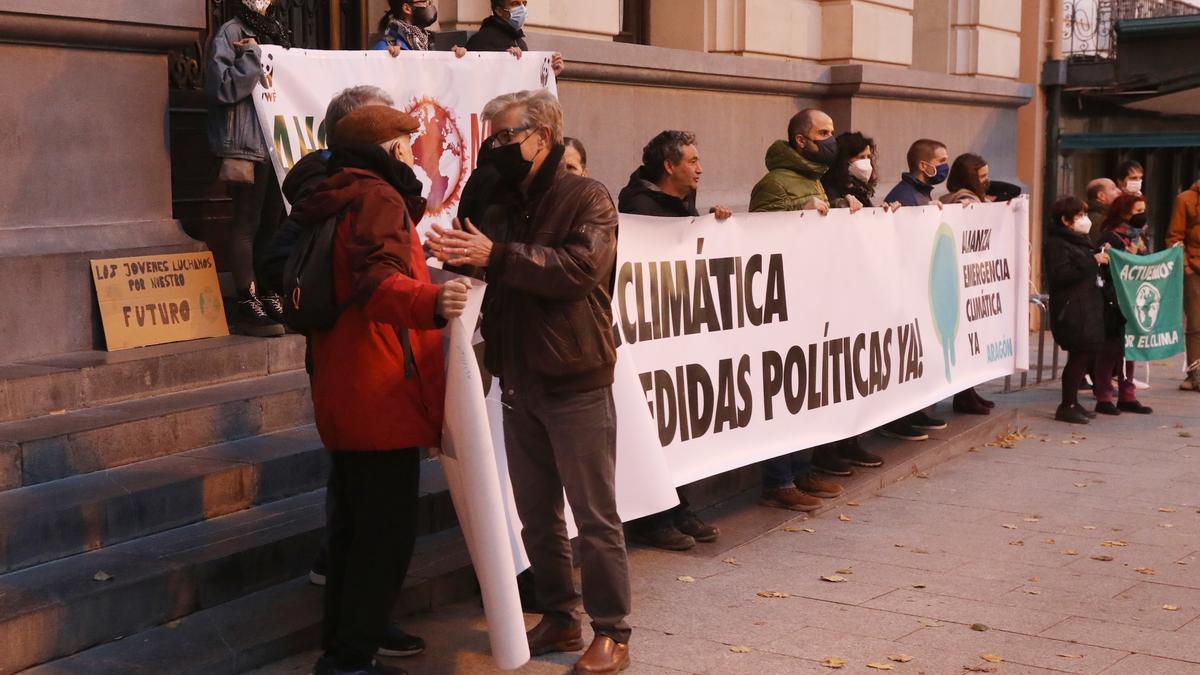 En la concentración se han visto caras conocidas del panorama político aragonés.