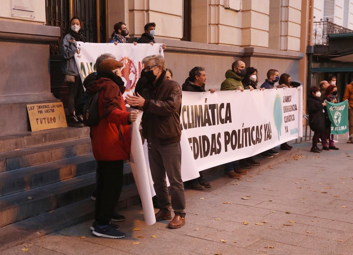 En la concentración se han visto caras conocidas del panorama político aragonés.