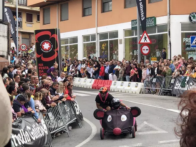 Cuesta abajo, a toda vela: la Festa da Dorna de Ribeira avanza a rebufo de las carrilanas