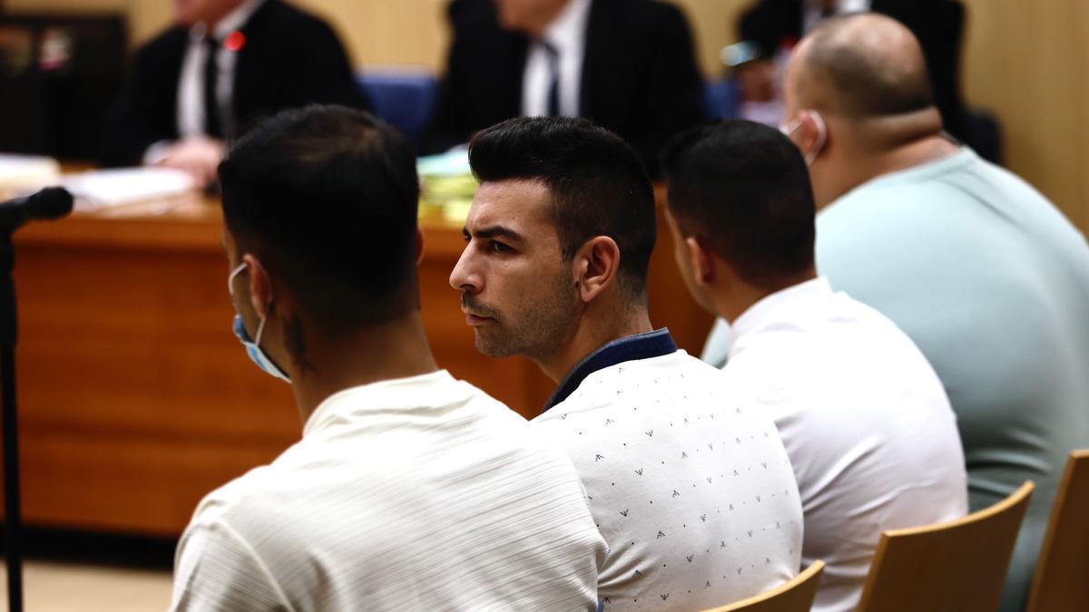 Se dan a la fuga los dos condenados por violar en grupo a una menor en Valencia